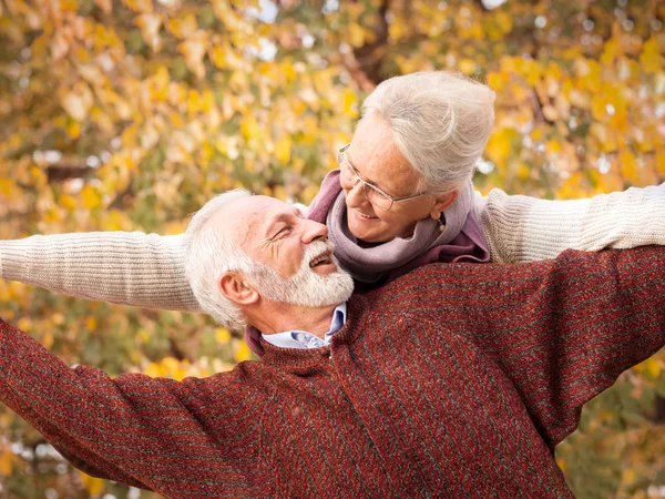 Sonbahar doğada eğlenen sevecen yaşlı çift — Stok fotoğraf
