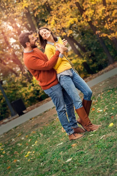 Casal feliz no parque — Fotografia de Stock