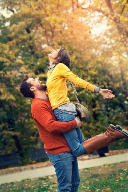 mutlu çift birlikte kırsal zevk