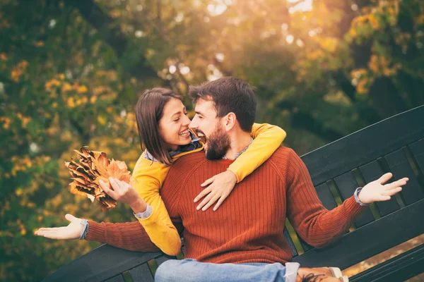 Ung kvinna som njuter av hennes kärleks sällskap — Stockfoto