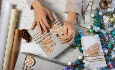 Noel hediyesini kartondan zencefilli çörekle süslemenin yaratıcı bir yolu.