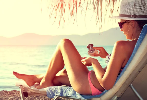 Jovem Mulher Protegendo Sua Pele Praia Forma Sol Sol — Fotografia de Stock
