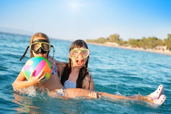 Dwie Dziewczyny Bawiące Się Błękitnej Wodzie Morskiej Zabawa Zabawa Dzieci Zdjęcia Stockowe bez tantiem