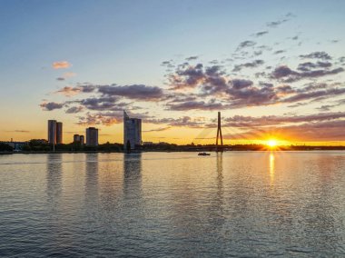   Daugava nehrinin üzerinde gün batımı. Riga. - Letonya. Temmuz 2019.                             