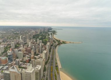 Arka planda Lincoln Park 'ı olan Chicago' nun havadan görüntüsü. Gökyüzü bulutlarla ve güzel renklerle dolu.