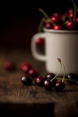 Masada tatlı kırmızı kiraz ile kupa