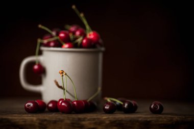 Masada tatlı kırmızı kiraz ile kupa