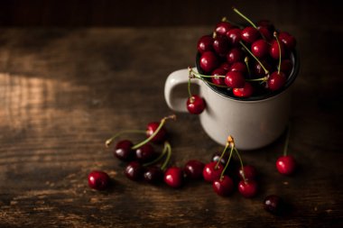 Masada tatlı kırmızı kiraz ile kupa