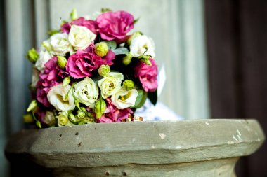 Alyans arka plan düğün buket gül çilek ve lavanta ile yeşillik üzerinde yakın çekim