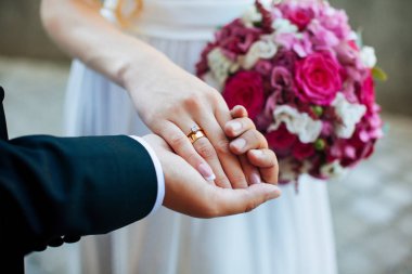 kadın ve Erkekler Alyans elleriyle