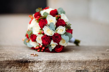 Alyans arka plan düğün buket gül çilek ve lavanta ile yeşillik üzerinde yakın çekim