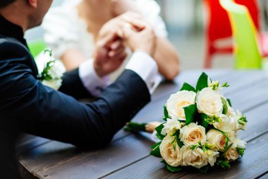 Gelin ve damat çiçekleri odaklanmak arka planda ile tezgah.