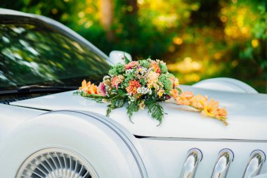 Araba ile düğün buket başlık üzerinde.