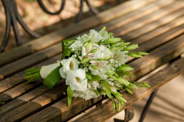 Buket üzerinde ahşap Bank