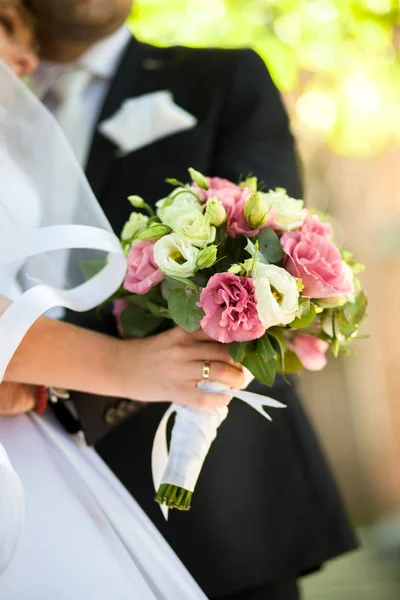 Красивый Свадебный Букет Руке Невесты — стоковое фото