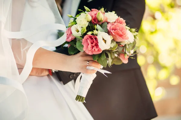 Ωραίο Γαμήλια Ανθοδέσμη Στο Χέρι Της Νύφης — Φωτογραφία Αρχείου