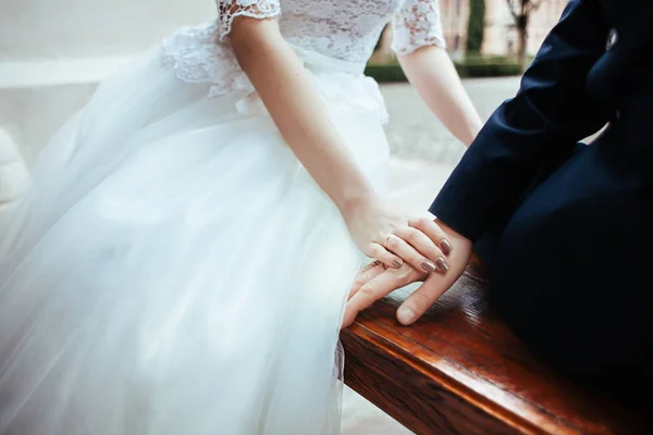 Свадебная Тема Взявшись Руки Молодоженов — стоковое фото