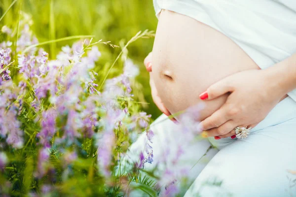 Donna Incinta Seduta Fiori — Foto Stock