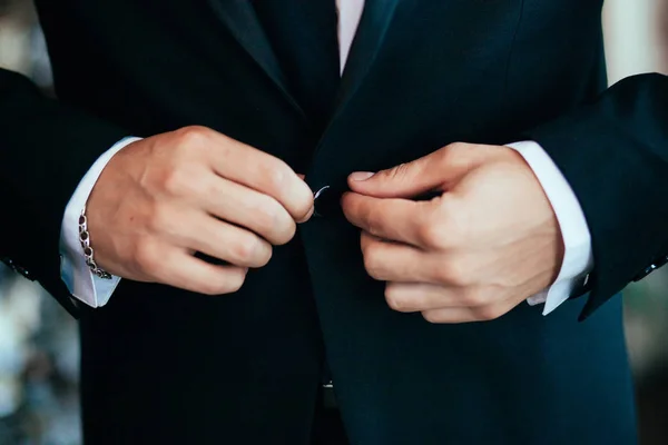 Uygun adam kılığında. iş adamı. Beyefendi