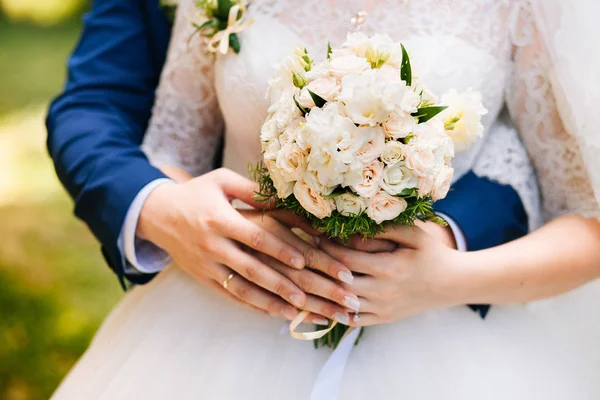 Ωραίο Γαμήλια Ανθοδέσμη Στο Χέρι Της Νύφης — Φωτογραφία Αρχείου