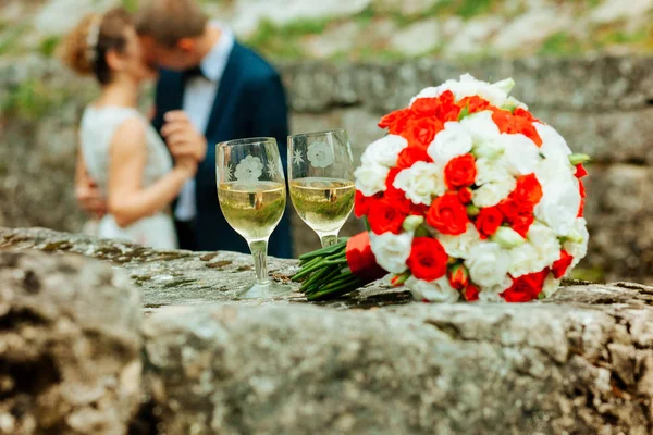 Букет Невесты Бокалом Шампанского — стоковое фото