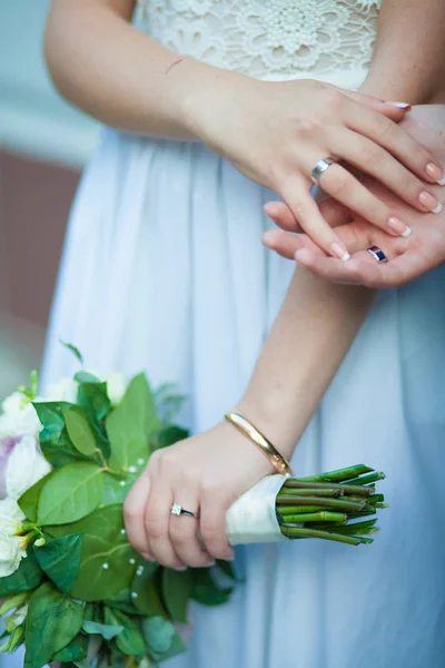 女性と男性の結婚指輪とともに — ストック写真