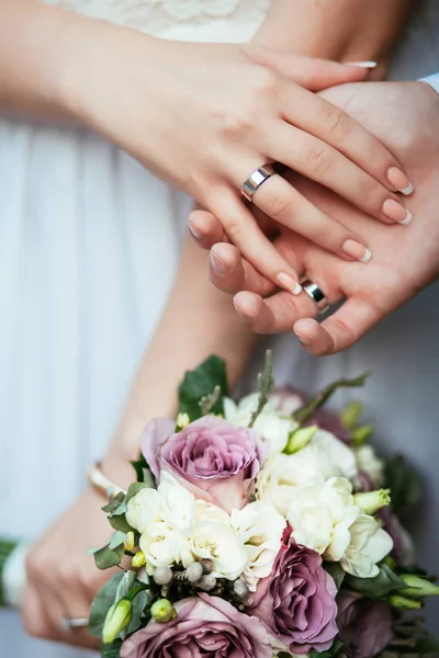 Свадебная Тема Взявшись Руки Молодоженов — стоковое фото
