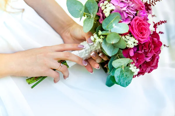 Красивый Свадебный Букет Руке Невесты — стоковое фото