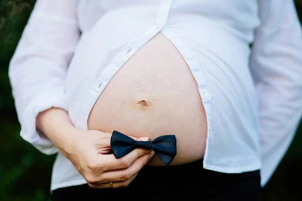 Mujer Sostiene Baby Bump Corbata Mariposa Niño —  Fotos de Stock