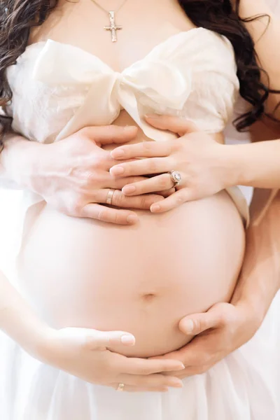 Imagen Recortada Hermosa Mujer Embarazada Apuesto Marido Abrazando Barriga —  Fotos de Stock