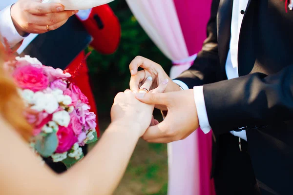 Обручальные Кольца Руки Жениха Невесты Молодожены Церемонии Замужество Мужчина Женщина — стоковое фото