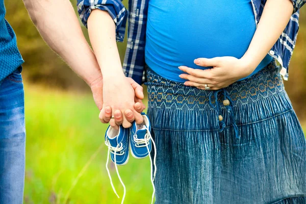 Yetişkin bebek çift spor ayakkabı beyaz holding. Gebelik ve beklenti.
