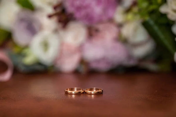 Bir klasik altın alyans gelin ve damat beyaz bir tablo ile bir güzel düğün buket çiçek gelin fotoğraf resim