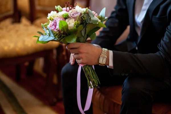 Groomsman Hold Hand Jne Bouquets Bridesmaids — Stock Photo, Image