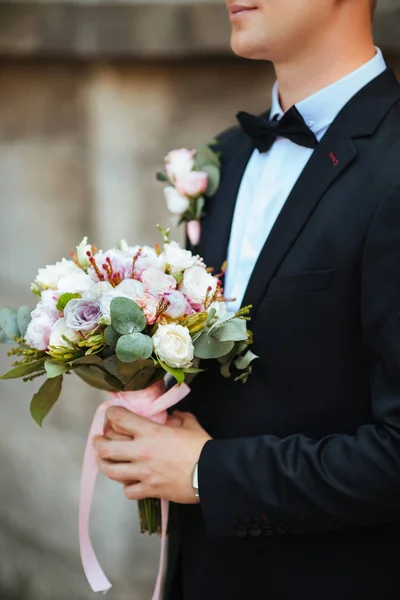 Стильный Жених Держит Нежный Розовый Свадебный Букет — стоковое фото