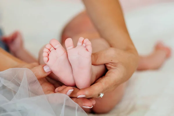 Pieds Bébé Entre Les Mains Mère Petits Pieds Nouveau Sur — Photo