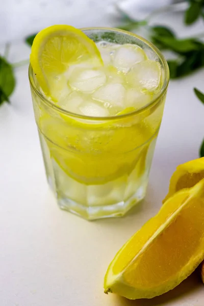 Geleneksel yaz mojito 'su, limon ve naneli. Kopyalama alanı olan üst görünüm.
