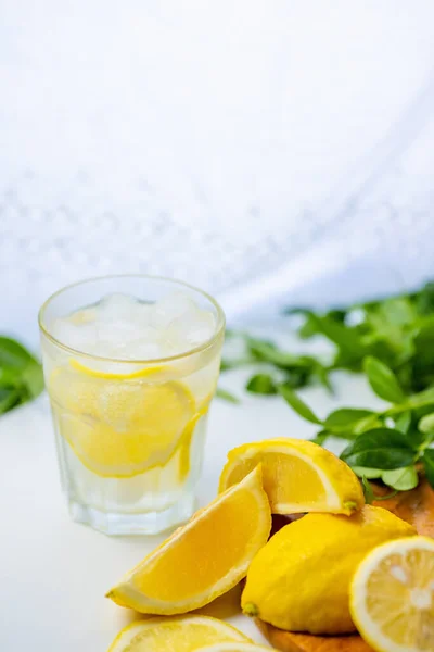 Geleneksel yaz mojito 'su, limon ve naneli. Kopyalama alanı olan üst görünüm.