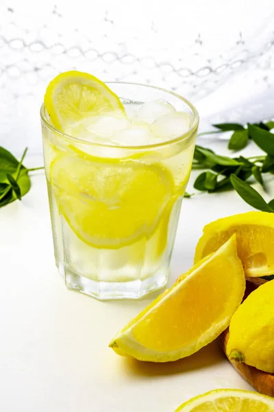 Geleneksel yaz mojito 'su, limon ve naneli. Kopyalama alanı olan üst görünüm.