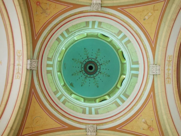 Arcades Zagrep'in Mirogoj Mezarlığı görüntüsünü tavan