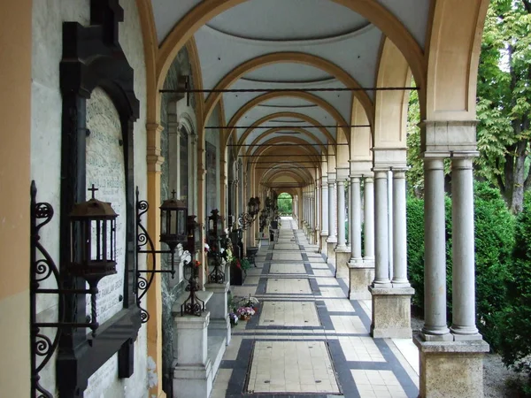 Arcade Zagreb'de Mirogoj Mezarlığı