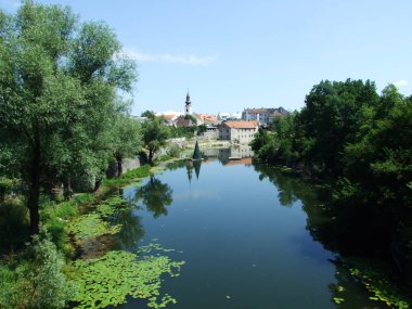 Ova nehir akar yavaş yavaş göl