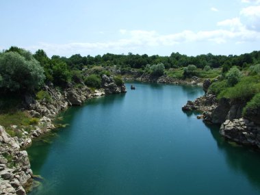 Ova nehir akar yavaş yavaş göl