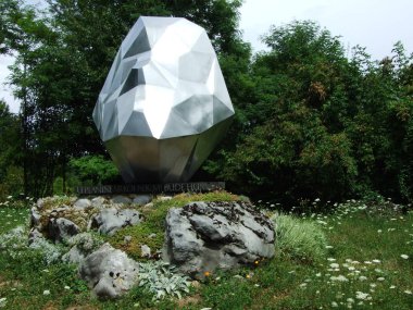 Şair Ivan Goran Kovacic çelik bir soyut anıt