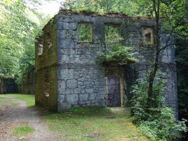 Kamanik Nehri boyunca eski bir taş değirmeni kalıntıları