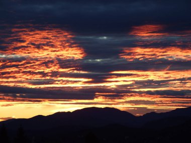 Dramatik bir gün batımı Gorski Kotar bölgesi
