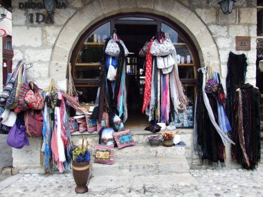 Mostar geleneksel giysileri ile Hediyelik eşya dükkanı