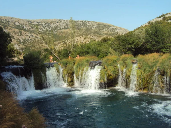 素晴らしい川 Zrmanja の滝で泳ぐ — ストック写真