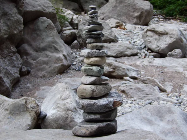 Uma Torre Construída Pedras Naturais Longo Riacho Little Paklenica — Fotografia de Stock