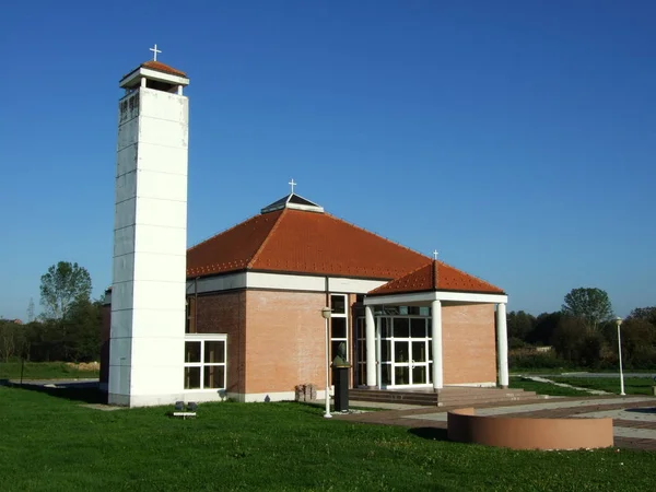 Exterior Una Iglesia Moderna Donji Kukuruzari —  Fotos de Stock